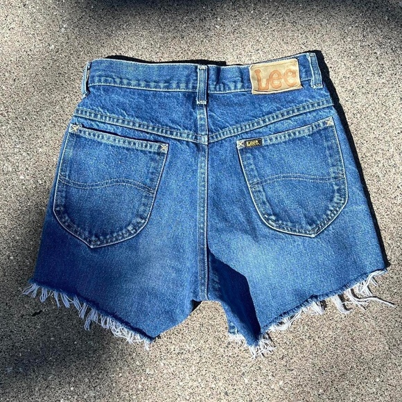 vintage 90s lee mid wash jean shorts 🍓 - Picture 5 of 6